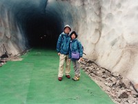 氷河内部の展望通路・・・毎年掘るそうです。