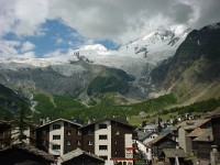 氷河の村ザースフェー；前方は氷河の山