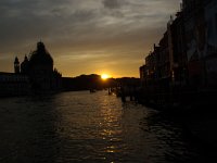 夕暮れの運河
