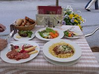 夜食・・・多くて食べきれず！