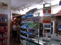 昼間でも電機が点かない売店・・・貧しい！？