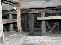 小屋の縁の下（回り舞台のし掛け）