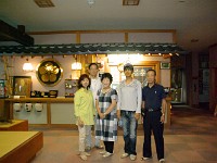 旅館の入口で