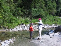 川辺で水遊び