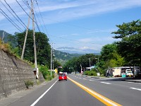 三坂峠下り・・・正面に南アルプス