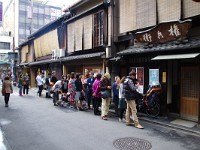 目当てのおでん屋・・・11時位から皆並んでいます！