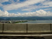 諏訪湖です。奥は霧ヶ峰。