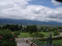 美術館入口より、アルプスを一望・・・今日は一寸雲が低い
