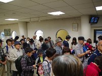 さあ、並んで下さい。どこに居るか分かりますか？