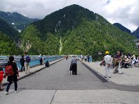 向こう岸まで歩かなくては・・・