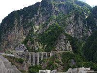 堰堤上の通路
