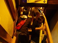 急な階段を登って