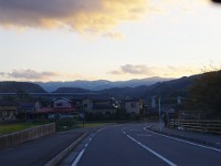 IMG 1675  山の端に日が沈みました。もうすぐ宿です。