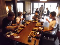 朝御飯、これも有機野菜。離れに若いお嬢さん。