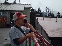 ここでも仕事？　携帯電話とは不便なものじゃの～