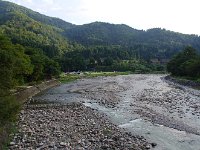 庄川・・・川幅も広く、しっかりした流れです。