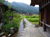 雪を流す水路が村中に充実してます。