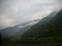 峠の下り。深い山の中でした。