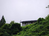 下の道より見上げる