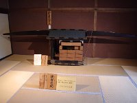 立派な籠ですね・・・僧侶の暗い高さが分かります。