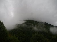 雨に烟る山々がお迎え