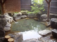 一つ目の露天風呂・・・私には適温、英くんには熱すぎとか。