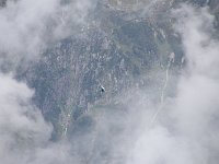 県警のヘリコプター？　一気に高度を下げてまっしぐらに。