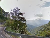 峠道より白川郷を望む。