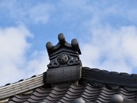 寺の規模に合わぬ立派な瓦