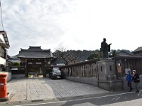 妙長寺さんです。像は大聖人？　一寸品格が無いかな～