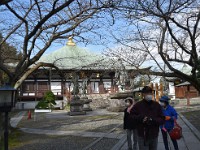 周りに四天王像が林立