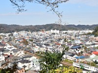 眼下に横須賀線・・・奥が鎌倉の中心街