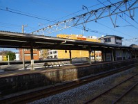 無人の鎌倉駅・・・見たこと無い光景です。駅前に駐車場を確保しました。