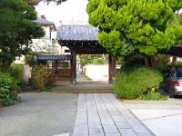 小さなお寺です。が、ベンツが有りました。