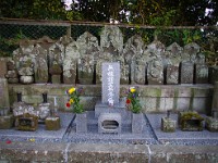 歴史を物語る無縁仏