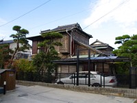 風情ある和装の家が並んでいます。