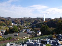 右奥が名越切通