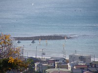 和賀江島（わかえじま）は鎌倉時代に東国の貿易の拠点として開発された、日本最古の築港遺跡です。 鎌倉時代には極楽寺（鎌倉市極楽寺）により管理され、日本各地や遙か宋（現在の中国）の国との貿易で大いににぎわっていました。しかし、遠浅で船荷の遠浅で船荷の揚げおろしに不便だったばかりか、難破する船も多かったため、勧進上人往阿弥陀仏が北条泰時の協力を得て、伊豆石などで島を築きました。 江戸時代までは港として利用されていましたが、度重なる震災や老朽化により、現在では、その面影として石のがれきを残すのみとなっています。