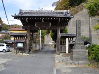 法性寺の山門・・・白猿がいます！