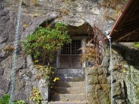 大聖人が避難された洞窟とか