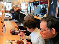 食堂でお昼です