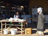 手製のお土産（団子に羊羹）を売る祖母と孫