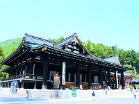 豪華な建物が続きます