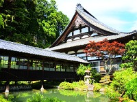 山中に、立派な本堂