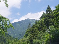 遥か山頂にロープウェイ駅