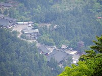 本堂・五重塔を眼下に