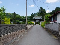 参道から本堂を望む