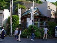 岩屋祖師堂・・・懐かしい場所、すっかり芭蕉を忘れていました。崖に洞穴が有ったとのこと。