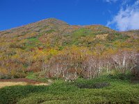 空・山・色づく木々