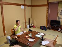 先ずは、漬物とまんじゅうで一服